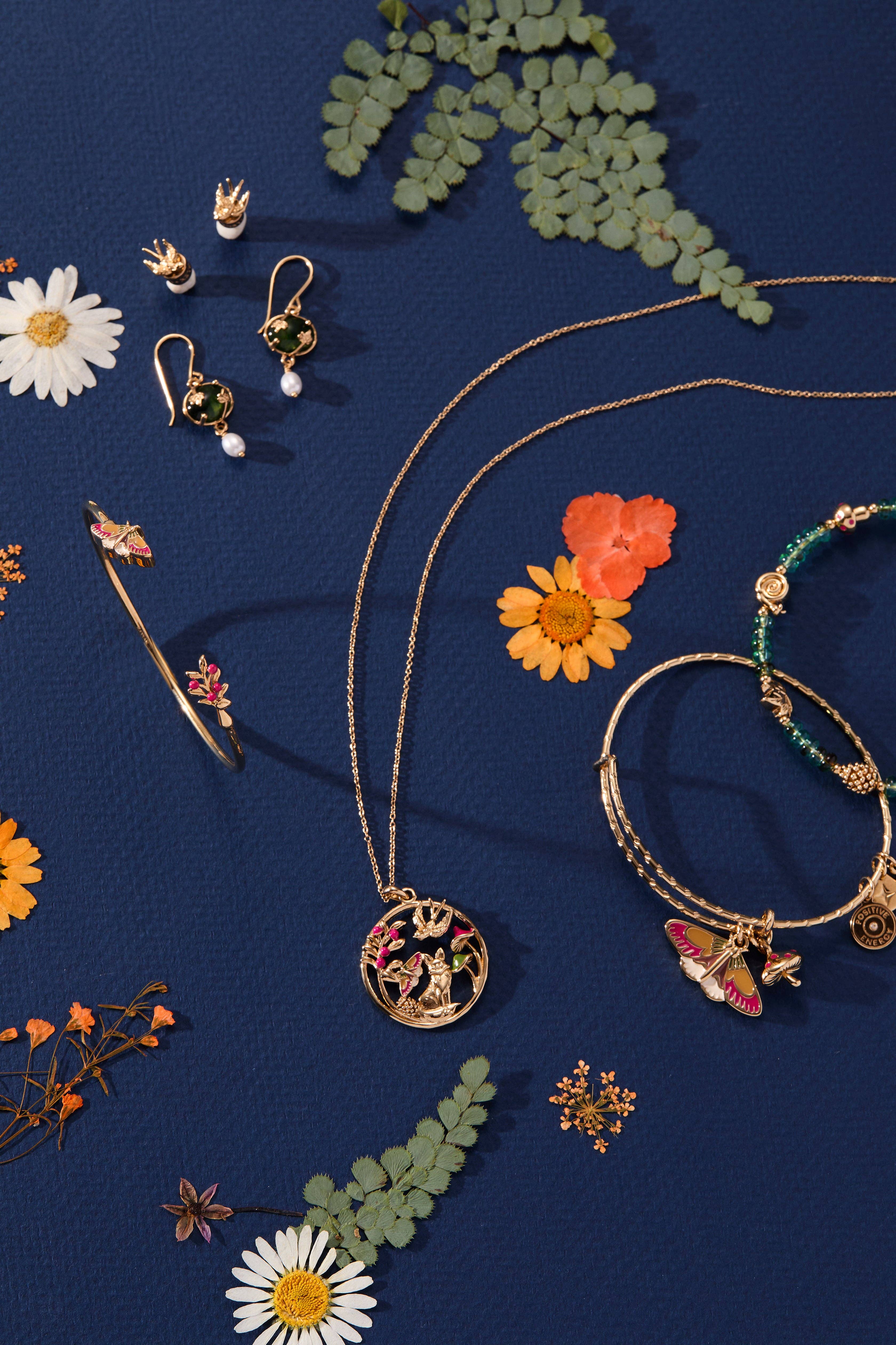 Alex and Ani - Vente Bracelets à breloques/pendentifs - Bracelet Charme Duo Papillon de Nuit & Champignon des Bois5