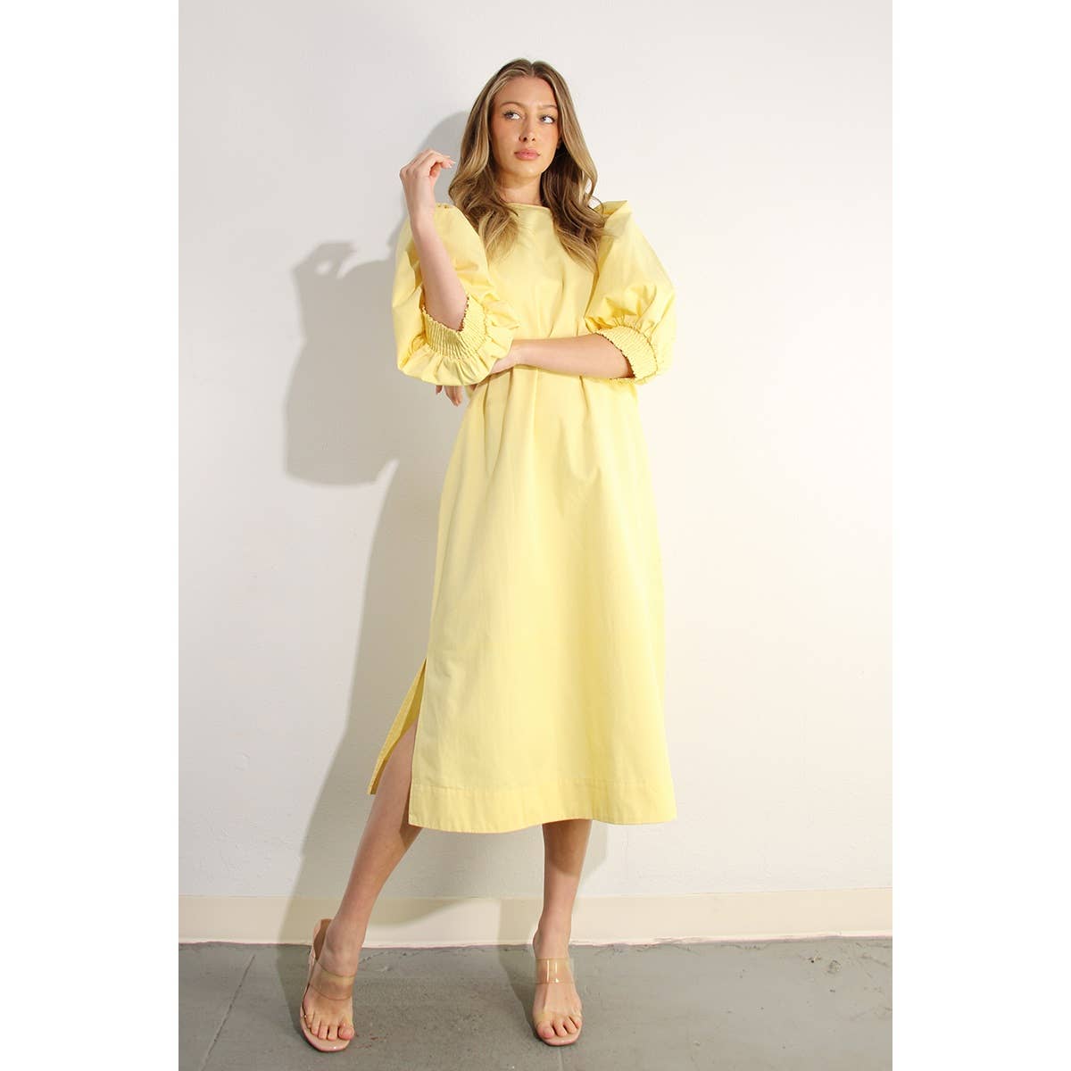 ERRÖTEN MIDIKLEID MIT BALLONÄRMELN für den Großhandel auf Faire12