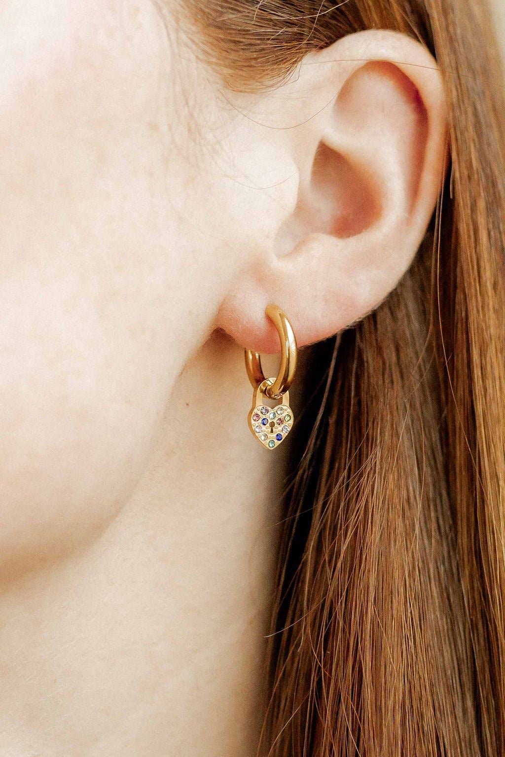 LINNY CO – wholesale Huggieörhängen – Huggie Charm Örhängen - Lås och Nyckel Guld3