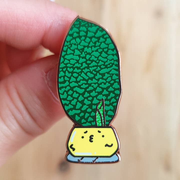 Spilla smaltata a forma di pinna di balena (Dracaena Masoniana) per la vendita all'ingrosso da parte di Home by Faith