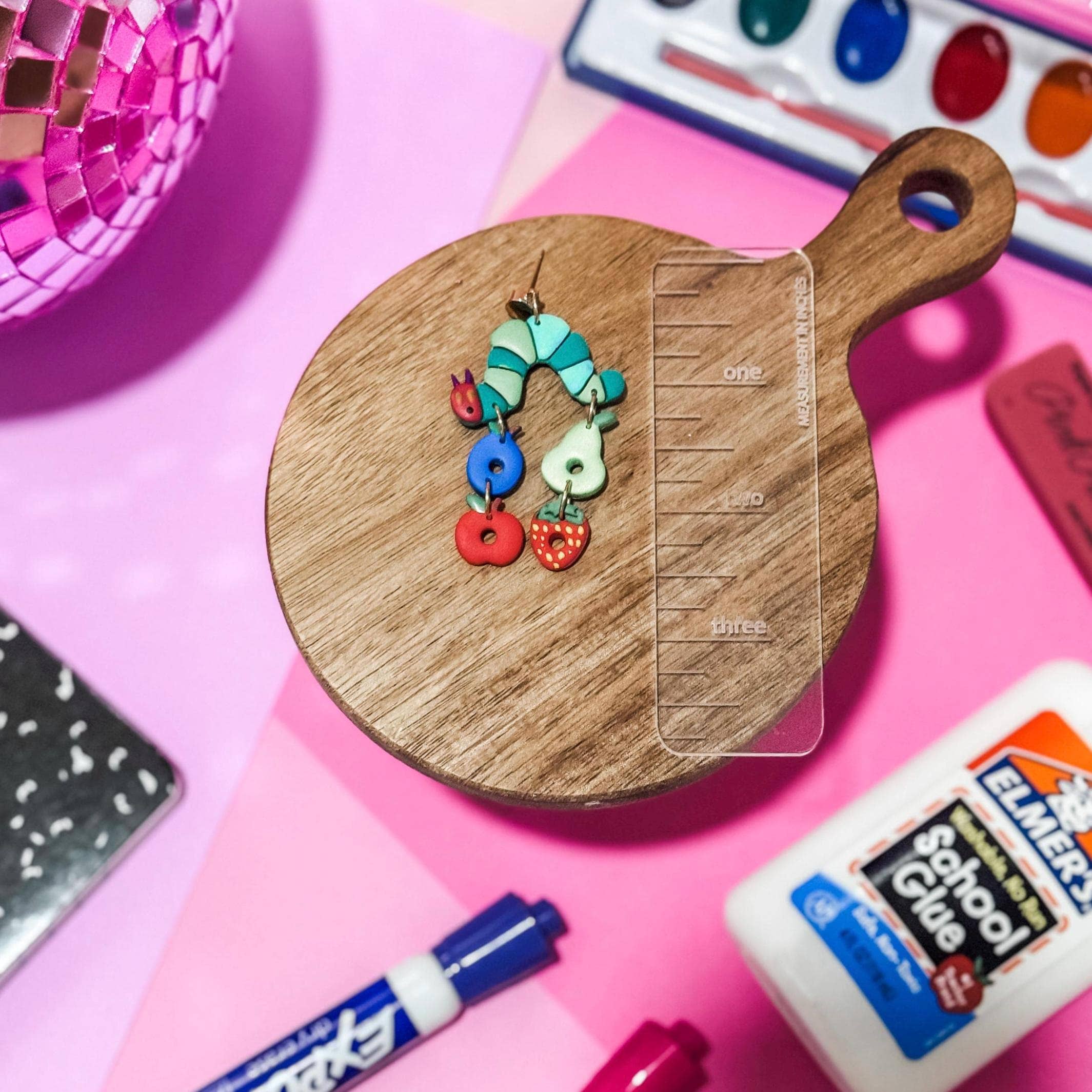 Nelly Rose Jewelry - Venta al por mayor Pendientes colgantes - Pendientes Oruga Hambrienta | Frutas Coloridas1