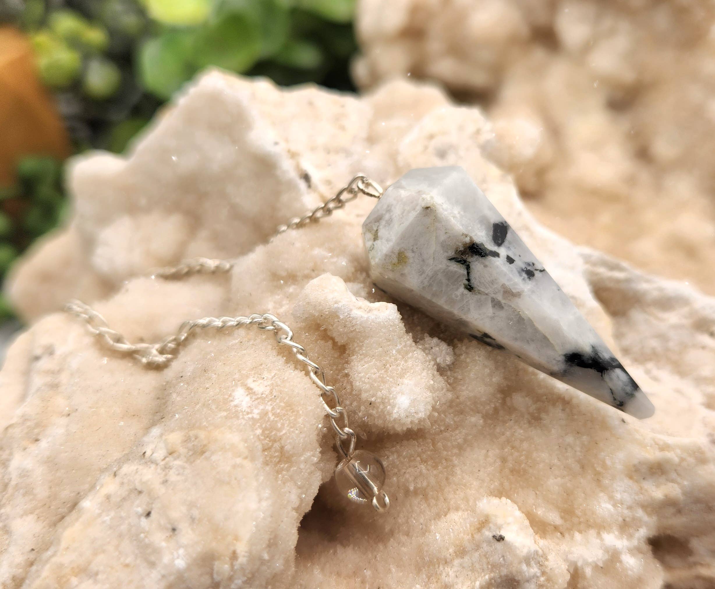 Meraki Gemstones - Venta al por mayor Tableros de péndulos - Péndulo de Piedra Lunar Arcoíris con Cadena Plateada de Plata2