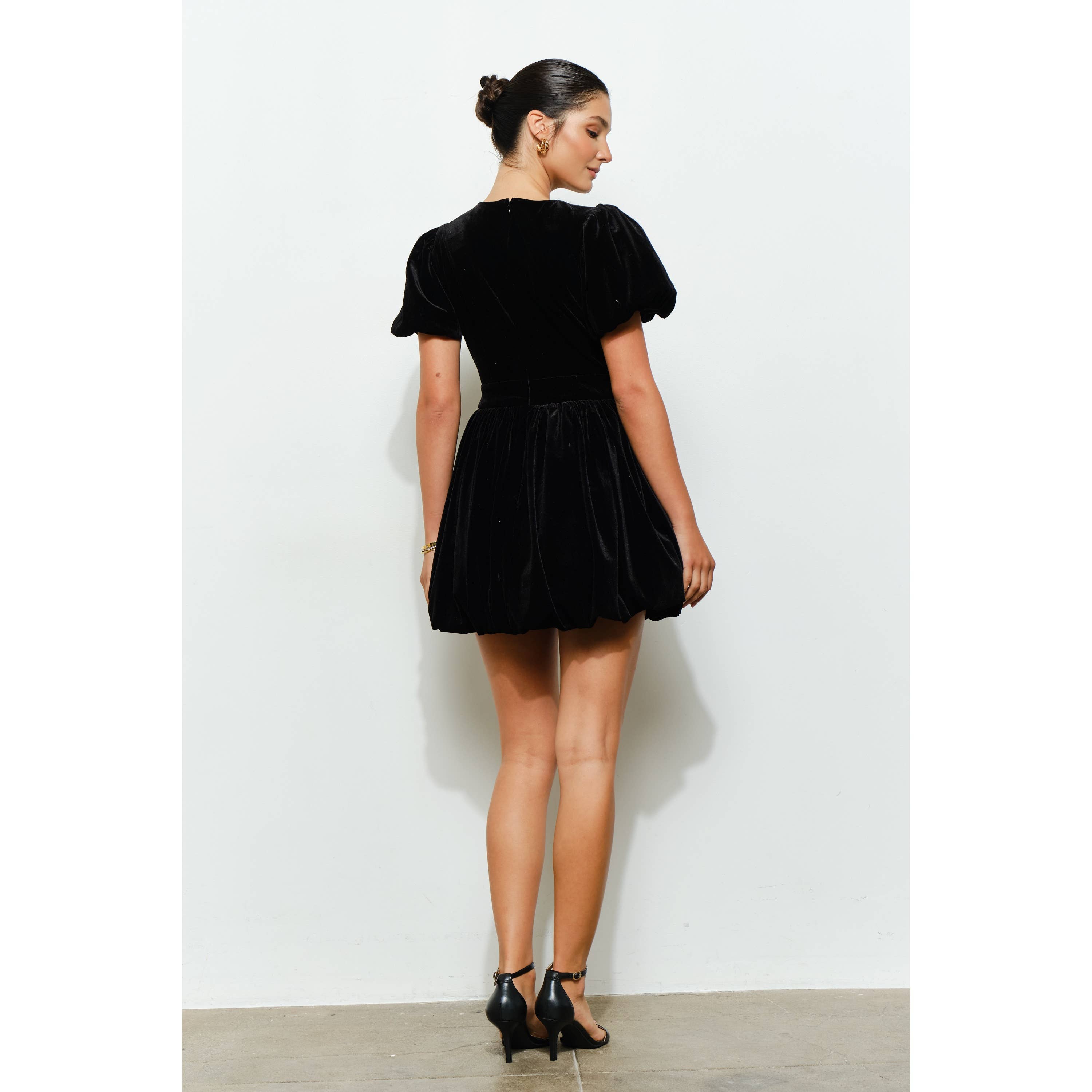 INA – Engroshandel Kjole - Dame – Velvet minikjole med pufærmer, sløjfe og boblekant23