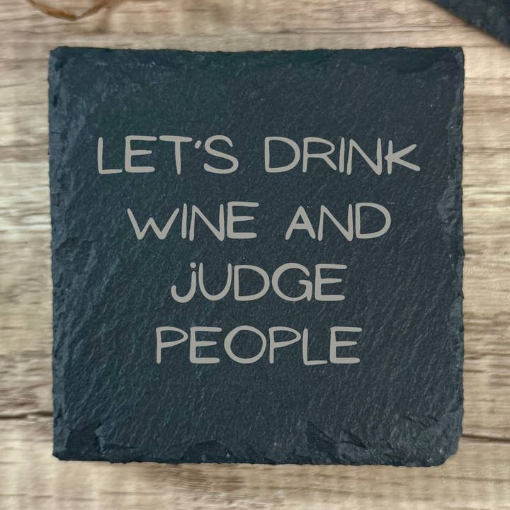 Dessous de verre en ardoise humoristiques pour le vin "Buvons du vin, jugeons les gens" pour la vente par Mermaid of Hilton Head