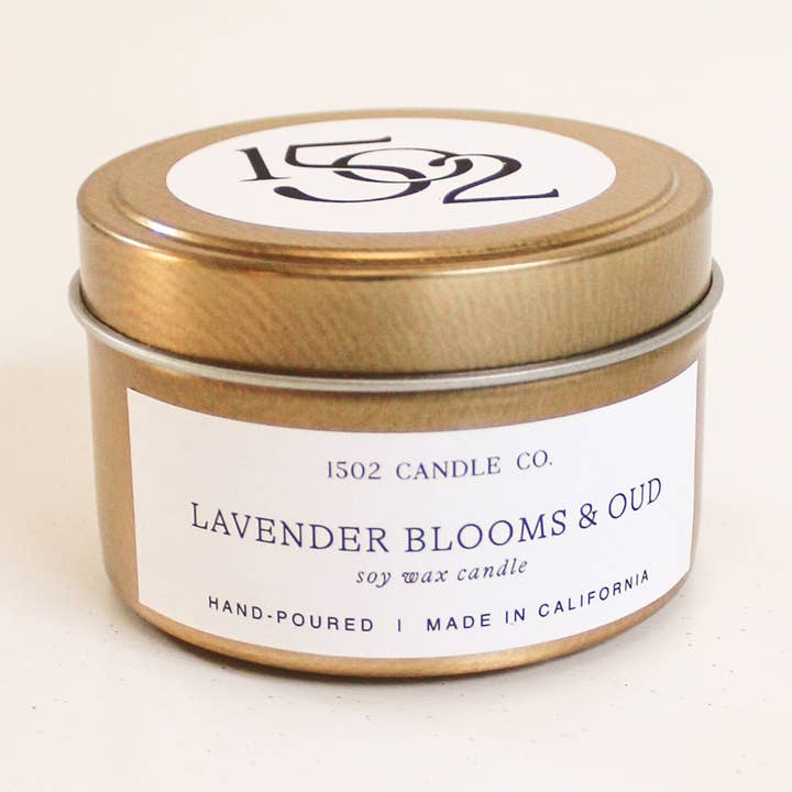Bougie en étain de voyage Lavender Blooms & Oud pour la vente par 1502 Candle Co.