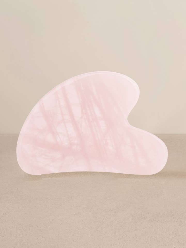Outil de contour de beauté Gua Sha en quartz rose pour la vente par Hanako Therapies