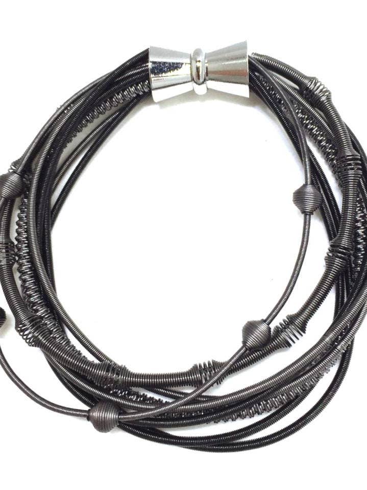 Svart flerfärgad trådbangle-armband med magnetlås för wholesale av Sea Lily