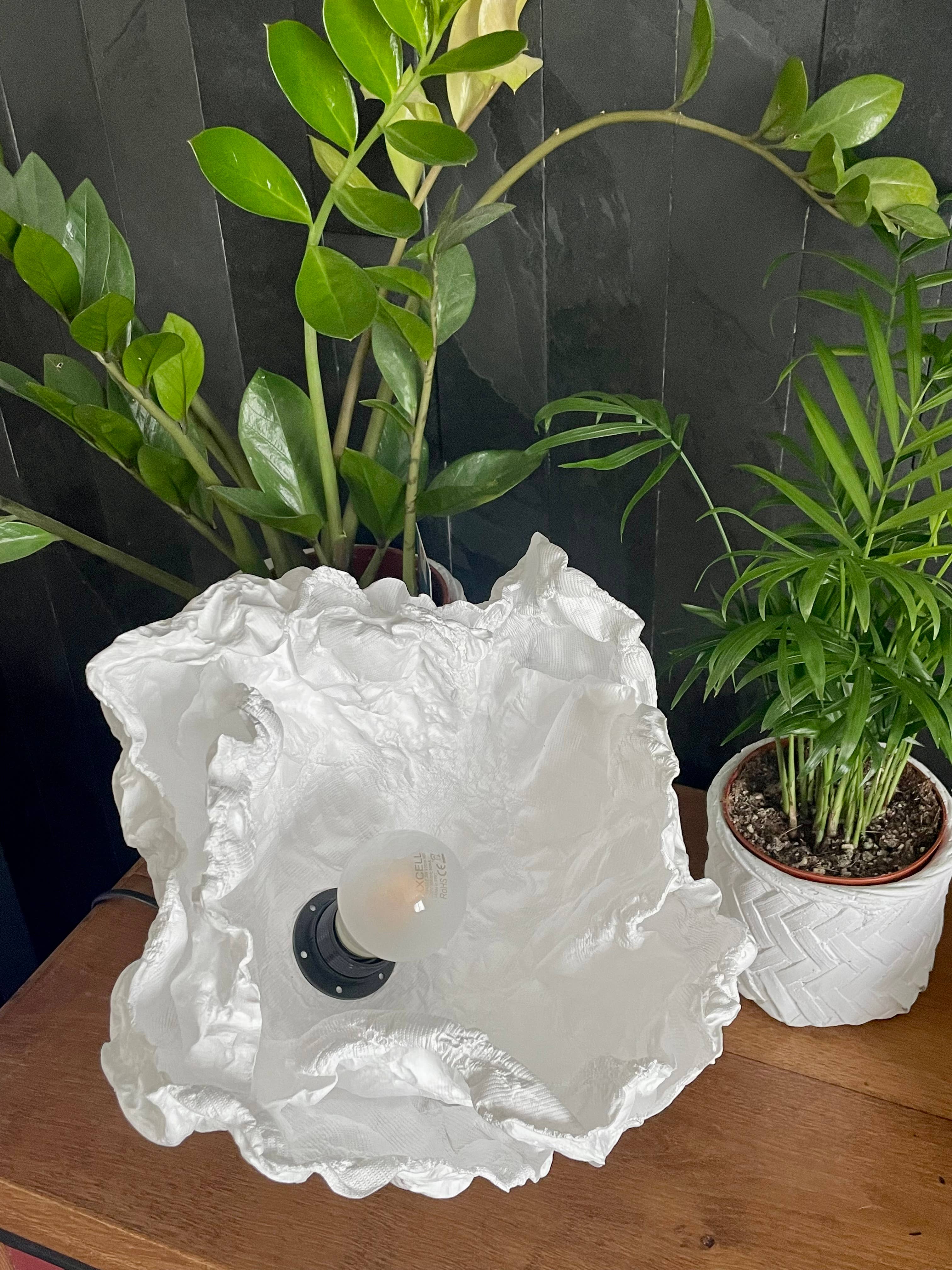 Géraldine Pouzet - Luminaires – wholesale Accent-/skrivbordslampa – Luminaire FLO bordslampa med tvålagers lampskärm i syntetfiber3