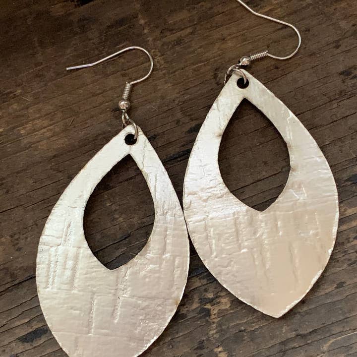 Orecchini a goccia in sughero platino metallizzato e pelle per la vendita all'ingrosso da parte di Jill's Jewels