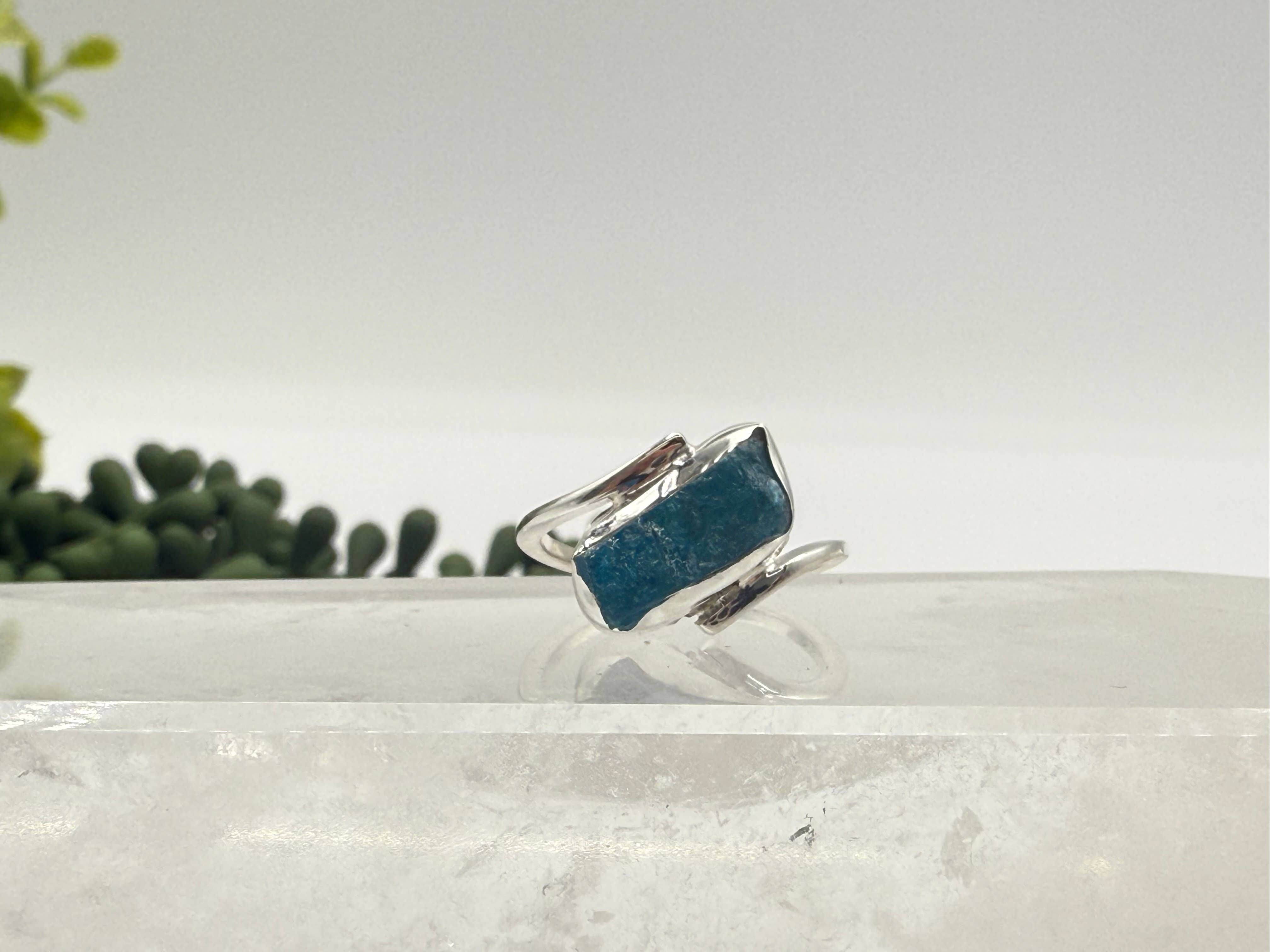 Meraki Gemstones - Wholesale Single Stone/Solitaire Ring - Blue Apatite Side Rough Gemstone ring in Sterling Silver/9251