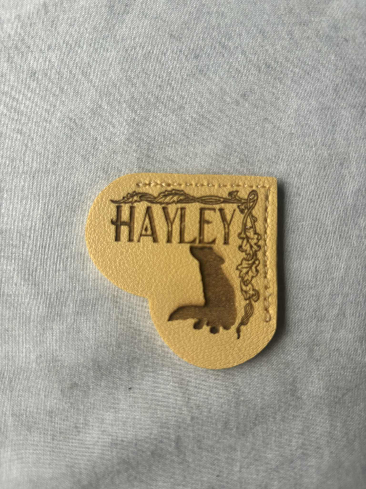 Cryptid Creations – wholesale Bokmärke – Bokmärke i konstläder format som ett hjärta med gravyr5