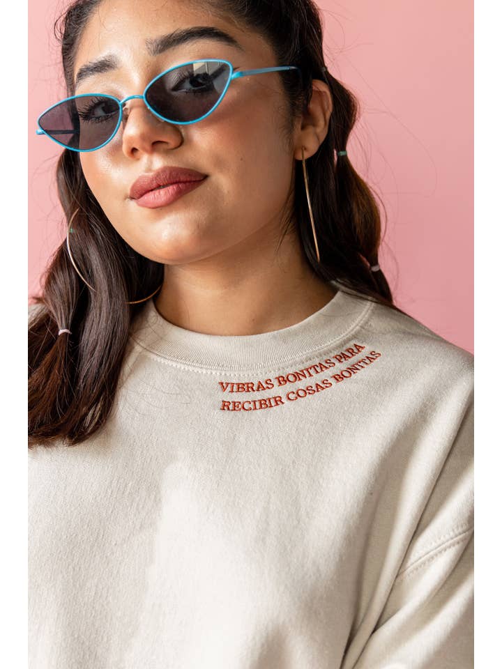 Jen Zeano Designs – wholesale Sweatshirt - Dam – Vibras Bonitas broderad tröja (Sand)