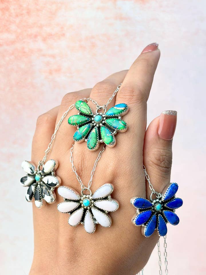 Pendentifs en chaîne de rêves sauvages en fleurs FABRIQUÉS SUR COMMANDE pour la vente par Krush Kandy