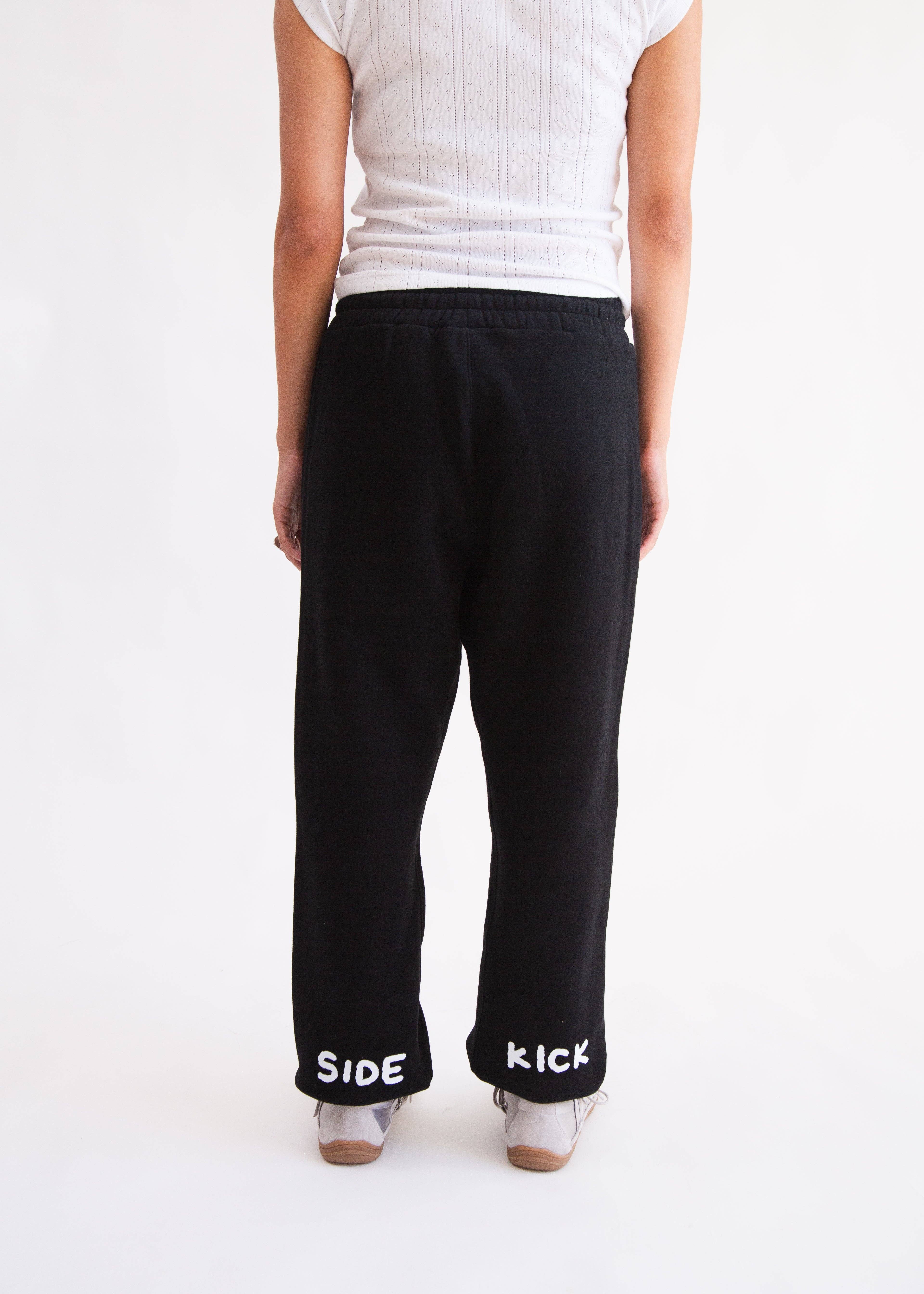 Karepango – Großhandel Lounge-Trainingshose/-Jogginghose – Damen – SIDEKICK: Schwarze Sweatpants mit Fleecefutter3