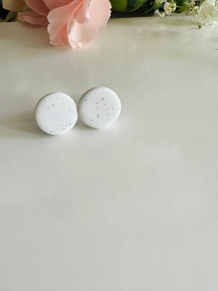 Clou en pâte polymère, couleur blanc sable, taille 10 mm pour la vente par BuidesignCo