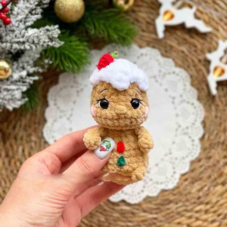 TOMOPOD LLC – wholesale Stuffed/plush toy – Kids & baby – Crochet Christmas, Santa Claus, Mrs. Claus, Gingerbread Man1