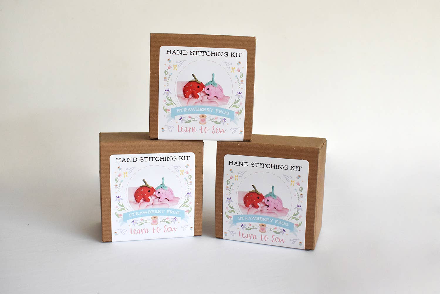 DelilahIris Designs - Vendita all'ingrosso Kit da cucito creativo - Kit Fai-da-te - Mini Peluche Rane Fragola in Feltro4