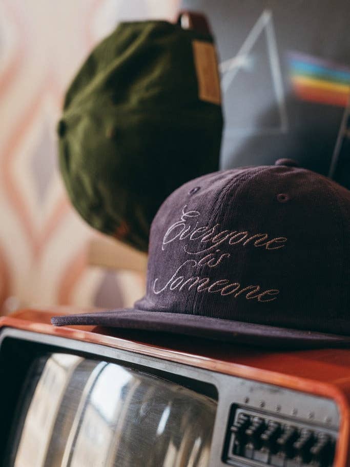 ”Alla är någon” StrapBack Hat - Grape för wholesale av No One