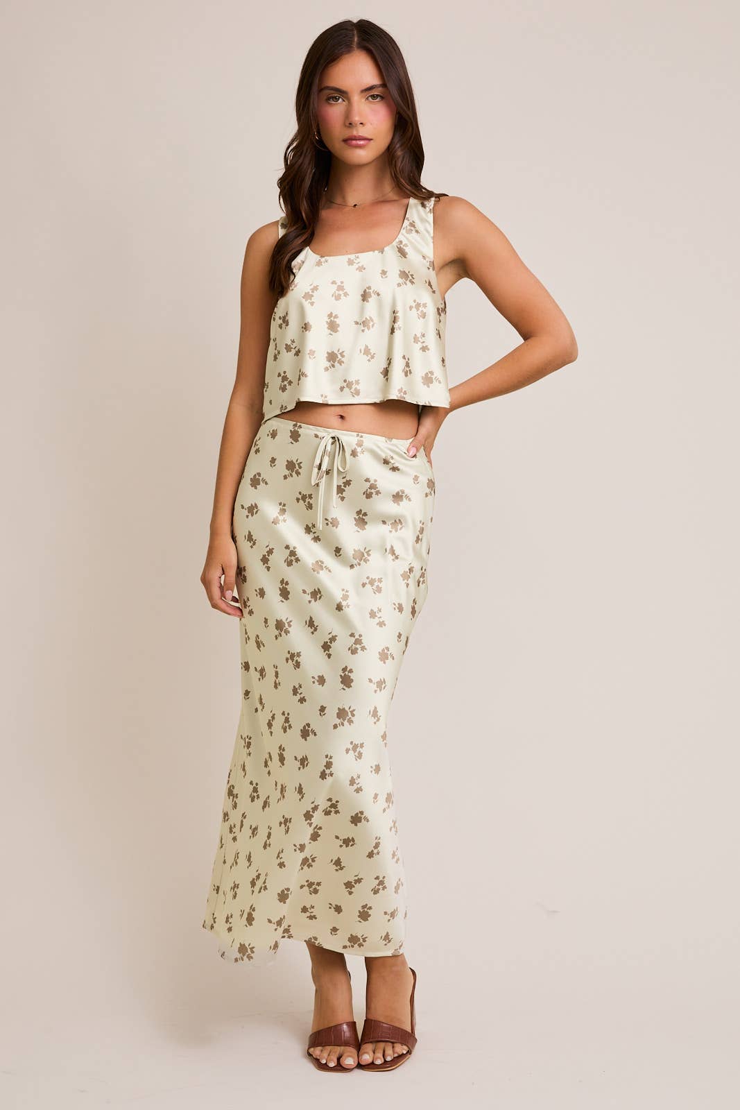 SAGE-DK SAGE FLORAL Haut en satin à encolure carrée avec jupe midi taille haute en vente sur Faire1