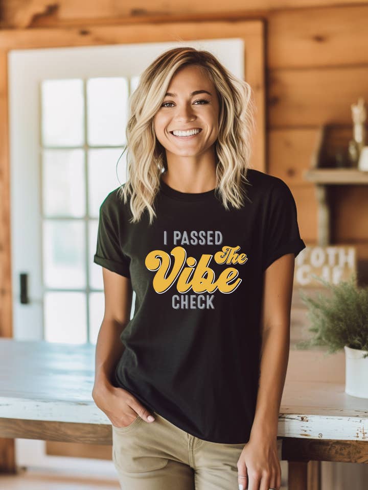 ICH HABE DEN VIBE CHECK BESTANDEN - T-SHIRT MIT ENTSPANNTER PASSFORM für den Großhandel von Cherry Chic Designs