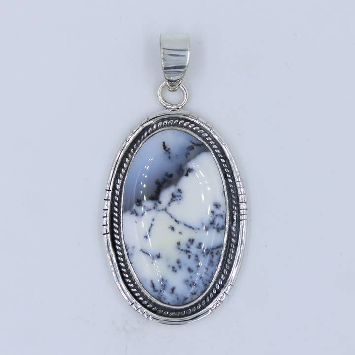 Pendentif en agate noire et blanche - Bijoux en argent avec opale dendritique pour la vente par Silvex Jewelry