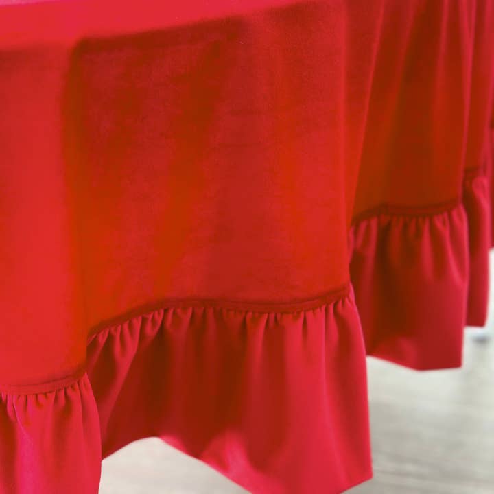 Arte Italica & Crown Linen Designs - Wholesale Tafelkleed - 90" Fluwelen Rode, Ronde Tafellaken met Ruches1