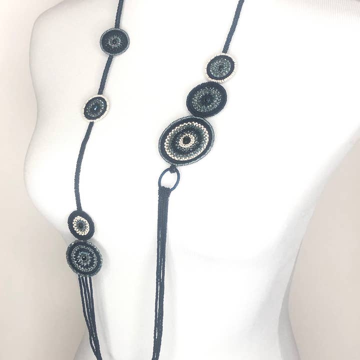 Beaded erklæring halskæde-denim for engroshandel hos KVZ Designs