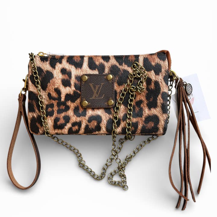 Sac à bandoulière à imprimé léopard pour la vente par Junk And The Gypsy