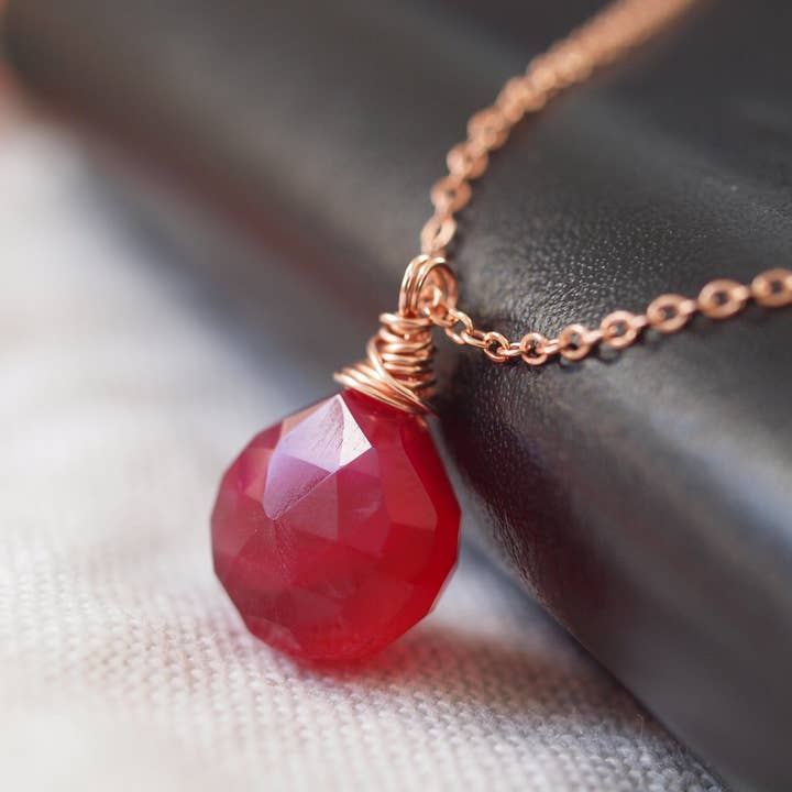 Fuchsia chalcedoon facet hanger ketting 14k roségoud voor wholesale door Siebijoux