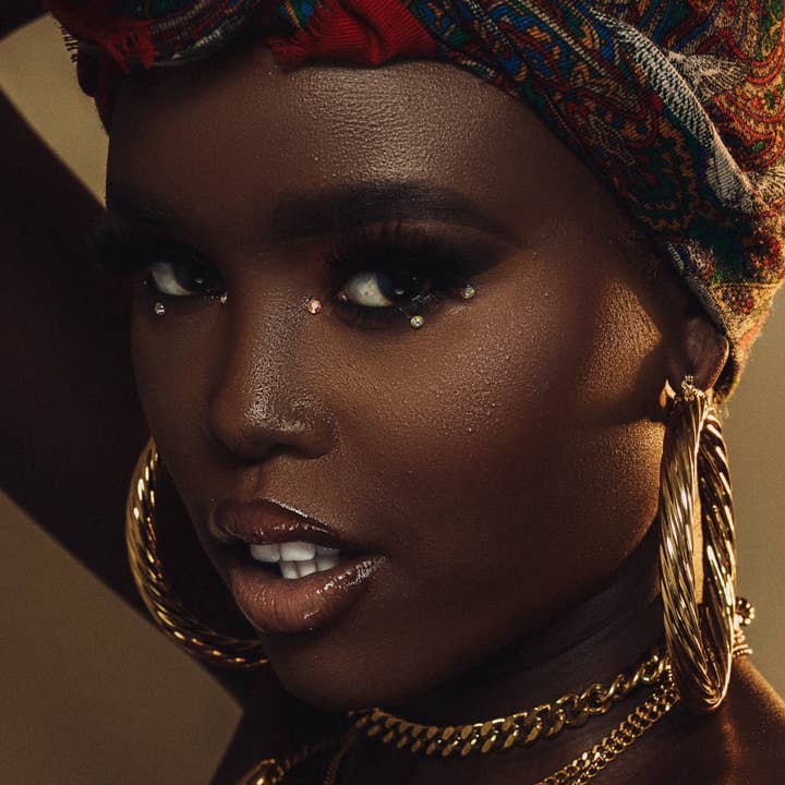 ‘Maya’ Grote Gouden Gedraaide Oorringen - Goud/Zilver voor wholesale door Damilola Jewellery