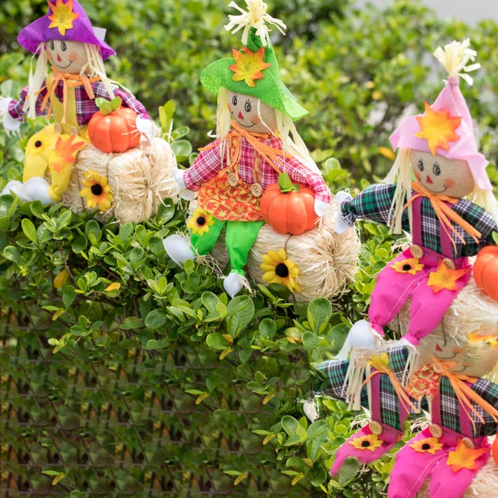 Quickway Imports - Vendita all'ingrosso Ornamenti/decorazioni per esterni - Spaventapasseri multicolore seduti su paglia e balle di fieno da 18 pollici6