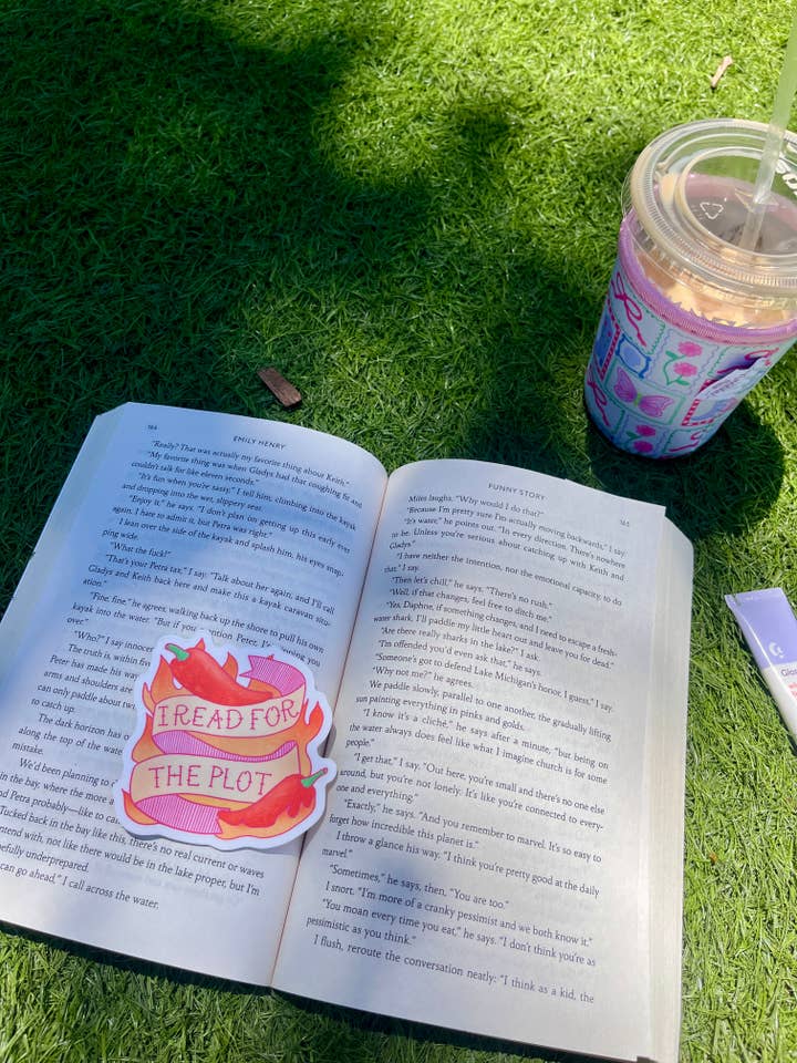 Adesivo in Vinile "Leggo per la Trama" per la vendita all'ingrosso da parte di Hanstan Studio