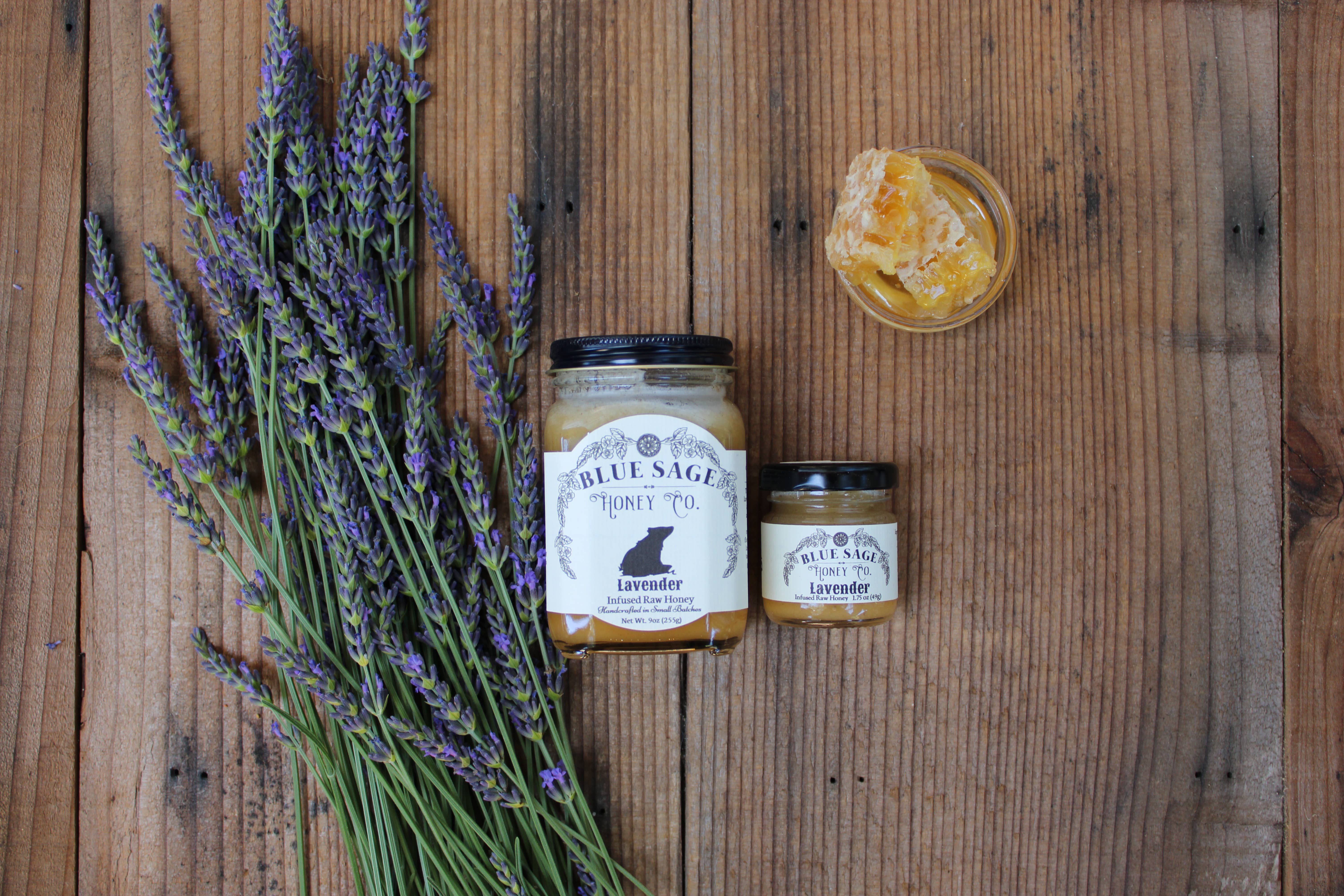 Blue Sage Honey Co. – wholesale Honung – Lavendelinfuserad rå honung med riktiga blommor