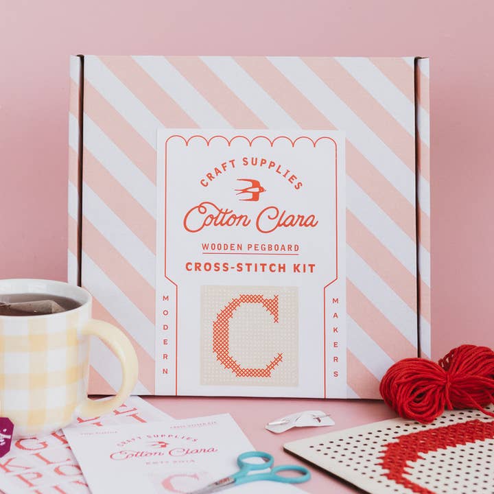 Cotton Clara – wholesale Material för broderi/korsstygn – Pegboard Enkel Broderikit - Senap. Nytt presenttips för bebis
