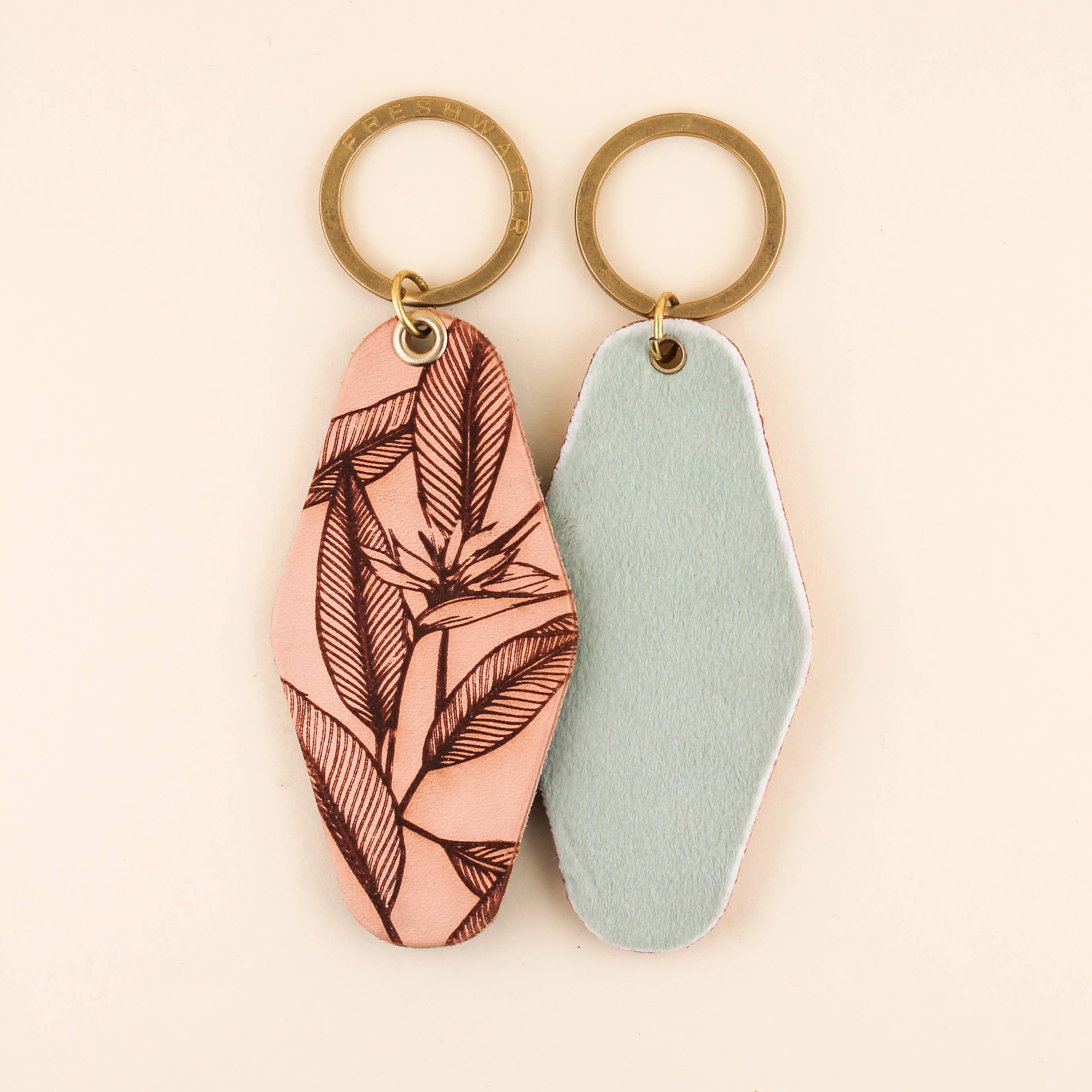 Freshwater Curated Goods - Venta al por mayor Llavero - Mujer - Llavero Botanical Leaves Hotel