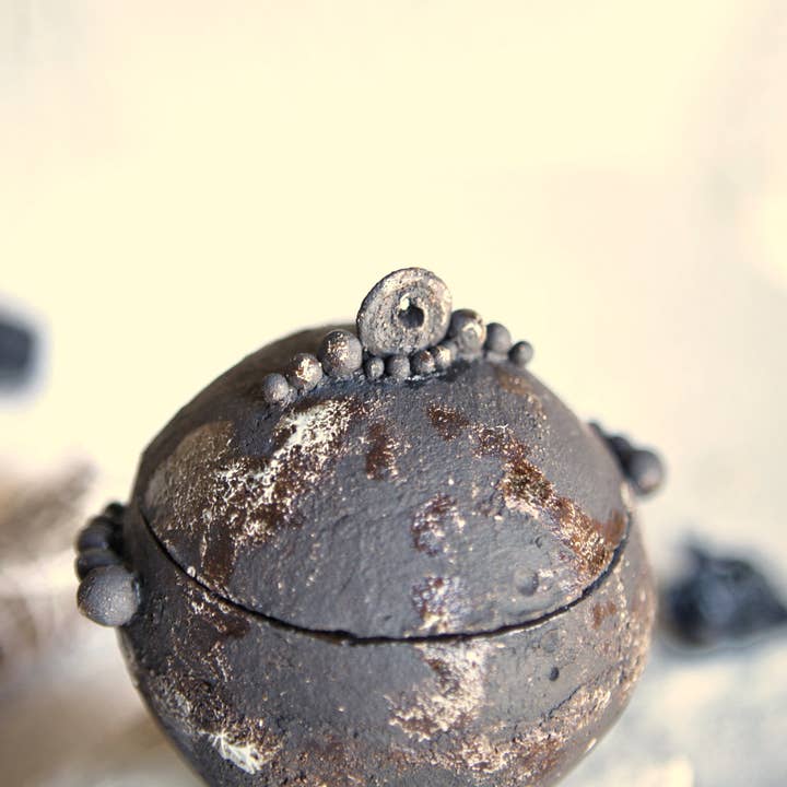 Nuria Vela Ceramica - Vente Porte-encens - Petit chaudron lune noire1