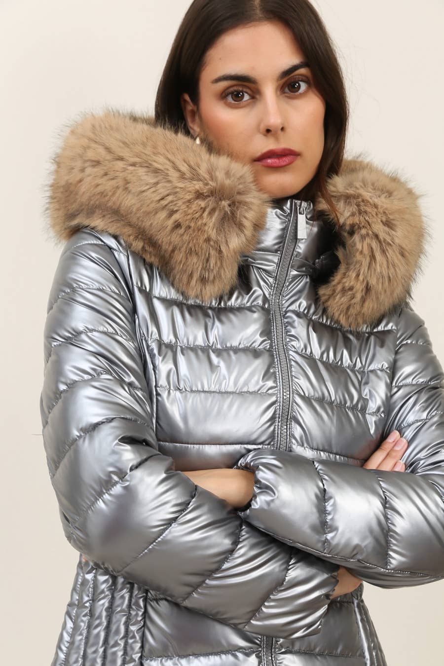Attrait Paris – Großhandel Pufferjacke – Damen – Metallic lange Steppjacke mit Fell am Kapuzenrand30