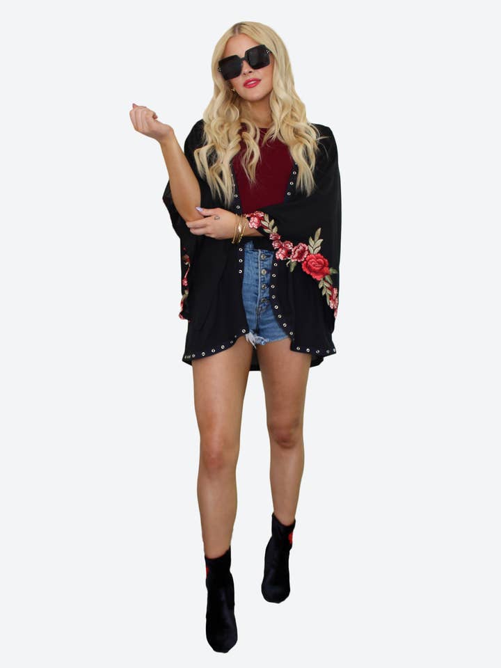 Kimono Court Floral Noir pour la vente par Meet Me in Miami