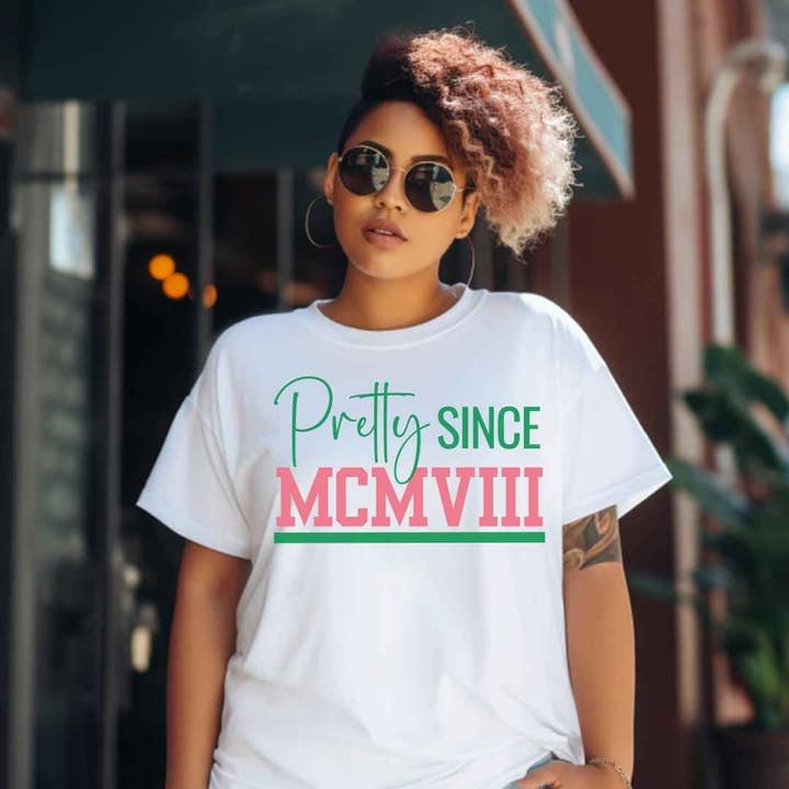 Camiseta unisex Pretty Since MCMVIII de la hermandad femenina • Cuello redondo para venta al por mayor de CoRo & Company