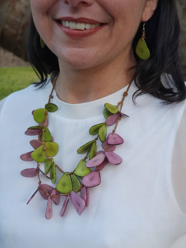 Pescoço Secca Tagua - rosa e verde empoeirado por atacado de Pretty Pink Eco-Jewellery