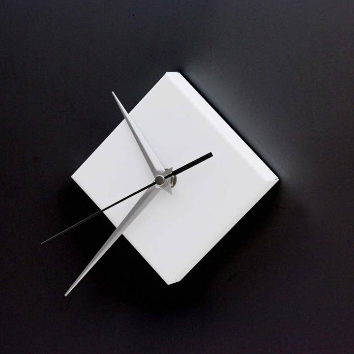 KalaMitica Magnetic System – Großhandel Wanduhren – Magnetische Uhr Quadratisch, Matt Weiss, Elegant und Modern1