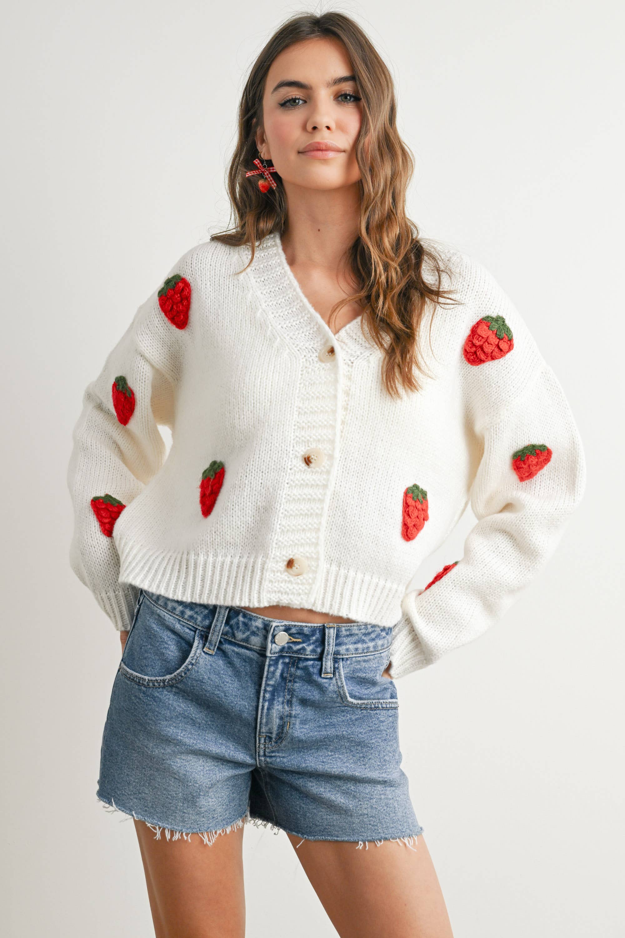 BUTTERMELON – Großhandel Strickjacke – Damen – Kurzer Cardigan mit Erdbeerstickerei - BMC760928