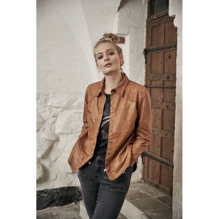 Brun læderskjorte i lammeskind med trykknapper for engroshandel hos ZOEY