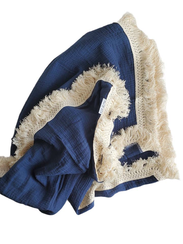 Couverture à emmailloter Boho avec franges pour la vente par June B. & Co.