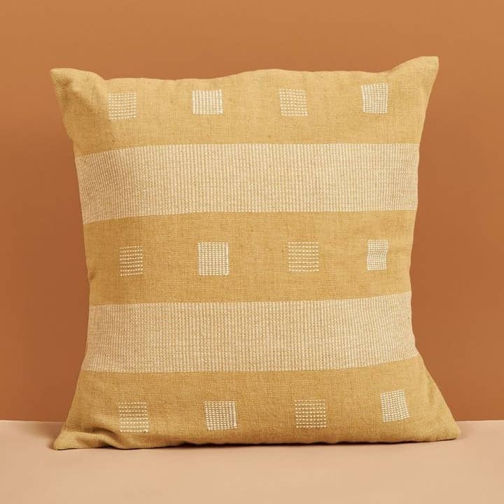 Coussin en métier à tisser à la main Chokor Nira Jaune Ocre pour la vente par Variously