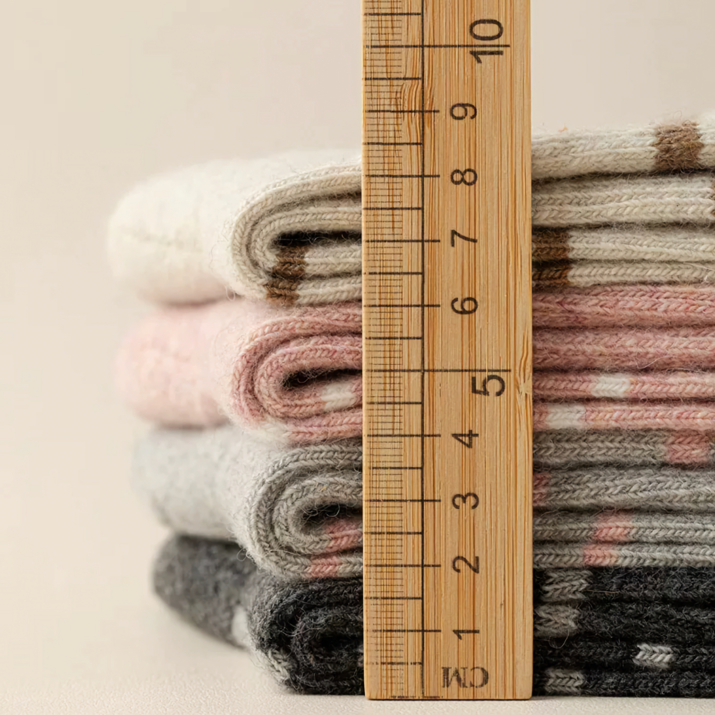 Happy Knits – Engroshandel Strømper - Dame – Uldstrømper til kvinder - retro, hjertebroderi, varme og hyggelige5