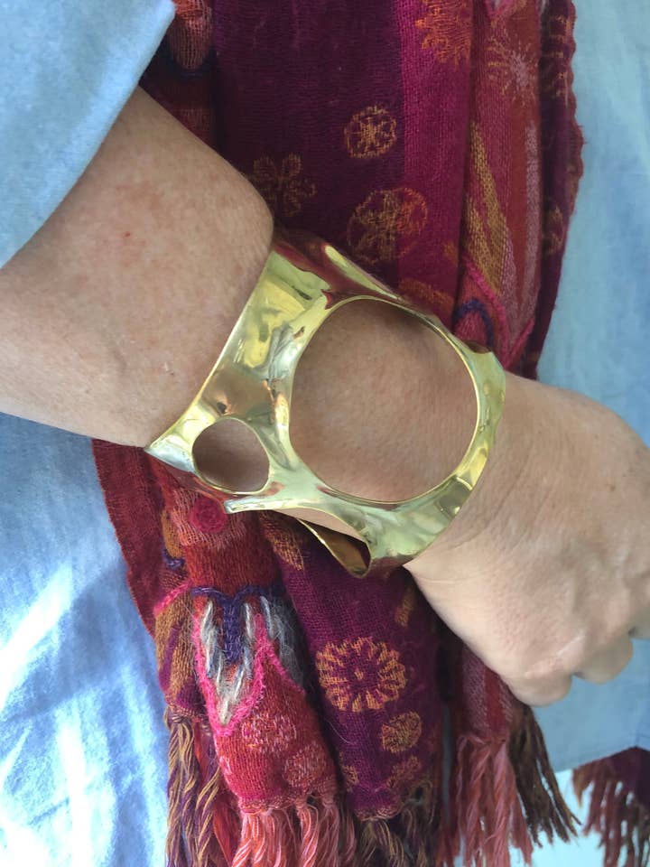 Manchette moderne en laiton à pois pour la vente par Commonality Cooperative