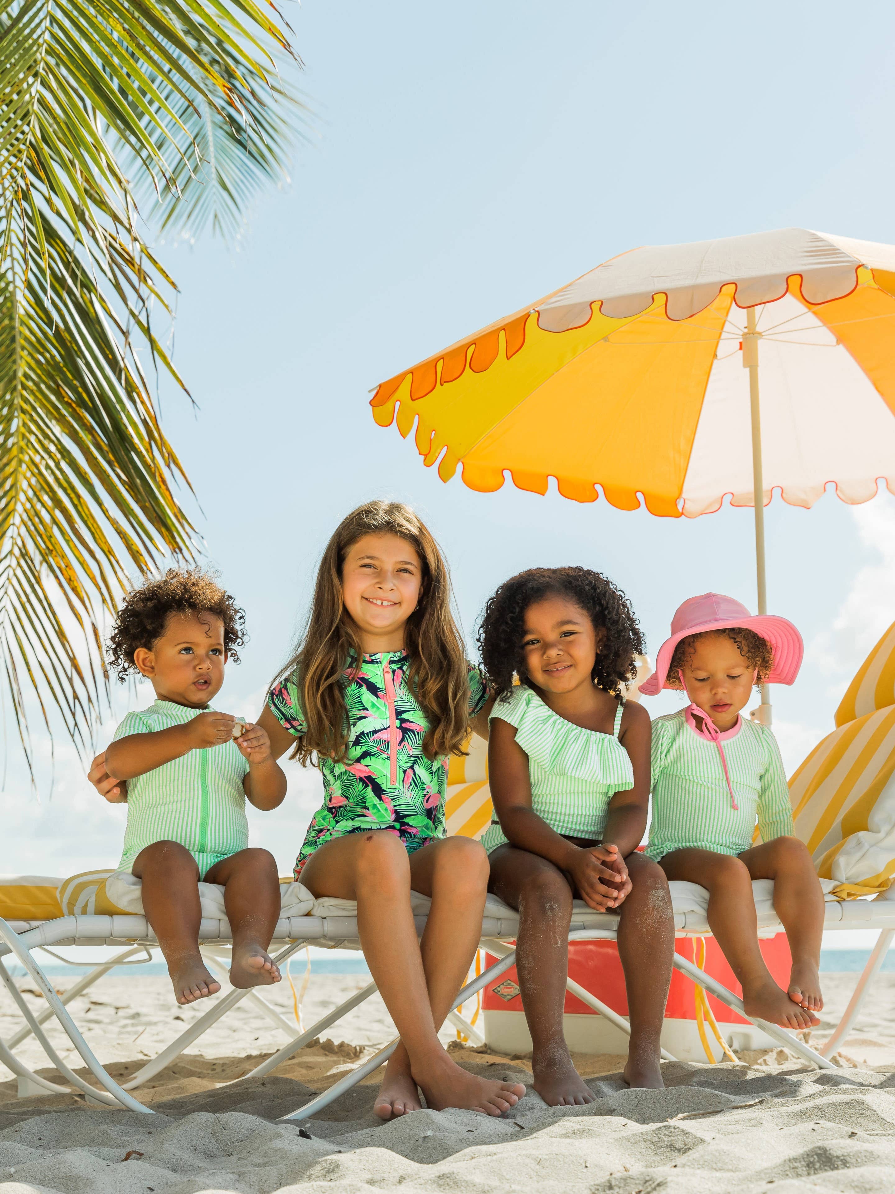Grøn Babypiger forårsgrøn seersucker langærmet rashguard badedragt med karakteristiske bagpå-ruffles for engroshandel på Faire4