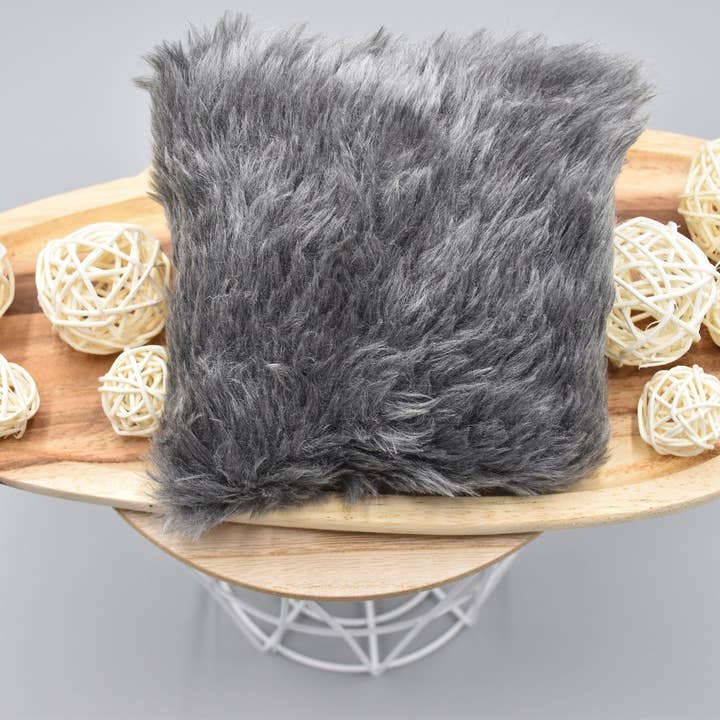 Pelliccia Peluche Grigio per la vendita all'ingrosso da parte di pinkabell e.U.