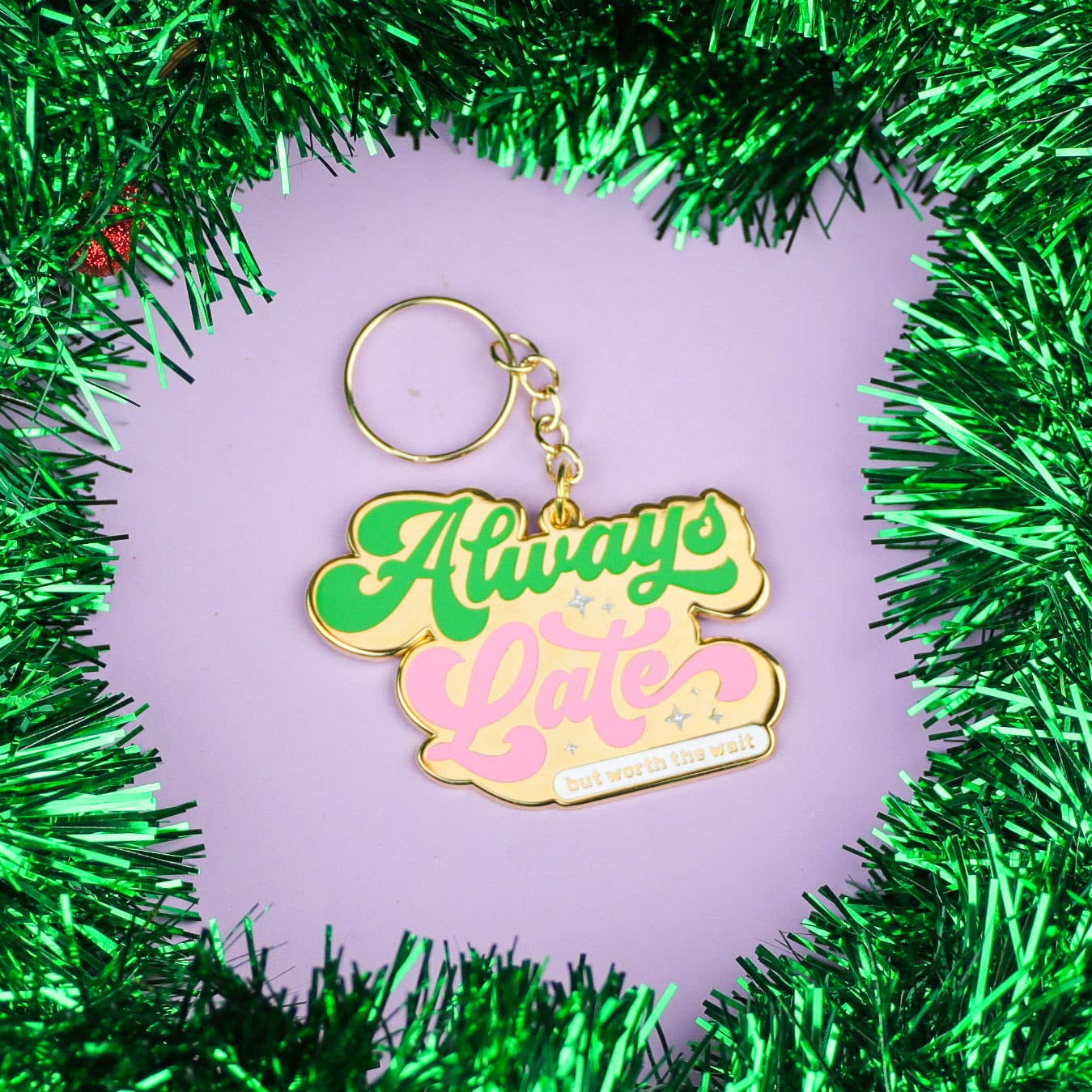 Studio Inktvis - Wholesale Sleutelhanger - Uniseks - Sleutelhanger Always Late maar de moeite waard om op te wachten4